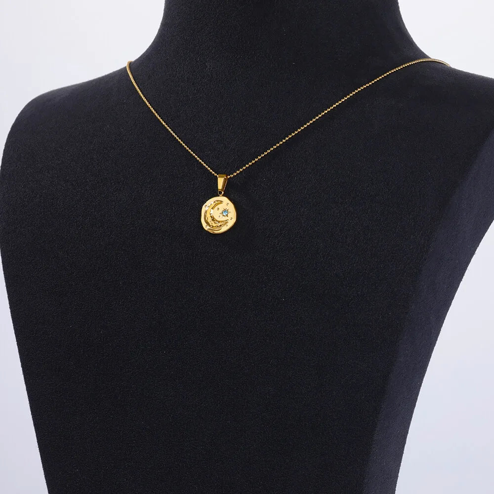 Collana con stella e luna in zircone blu – Magia dorata