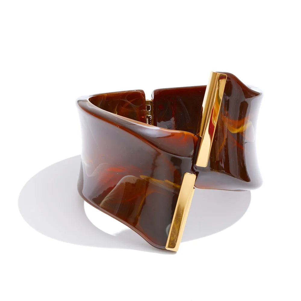 Bracciale Largo in Resina con Dettaglio Dorato