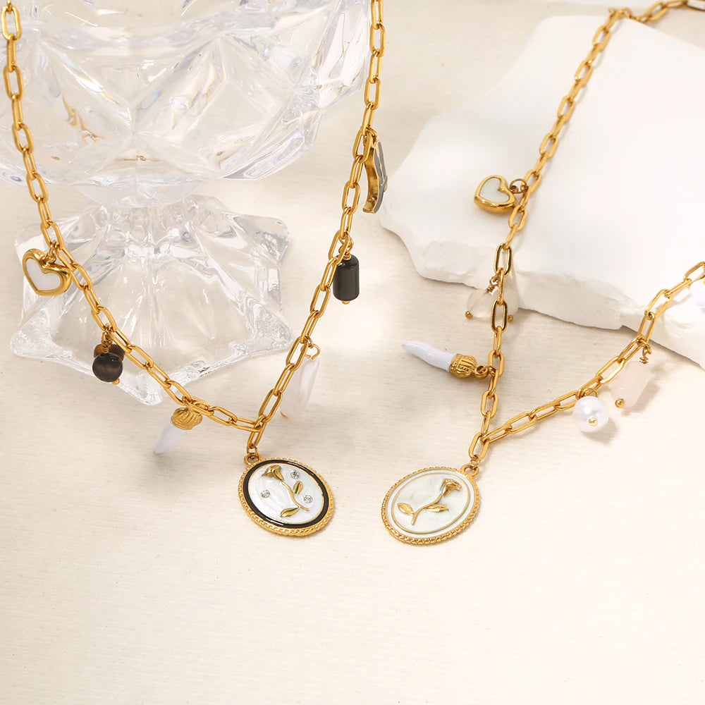 Collana Charm Rosa –Gioiello raffinato con dettagli in oro