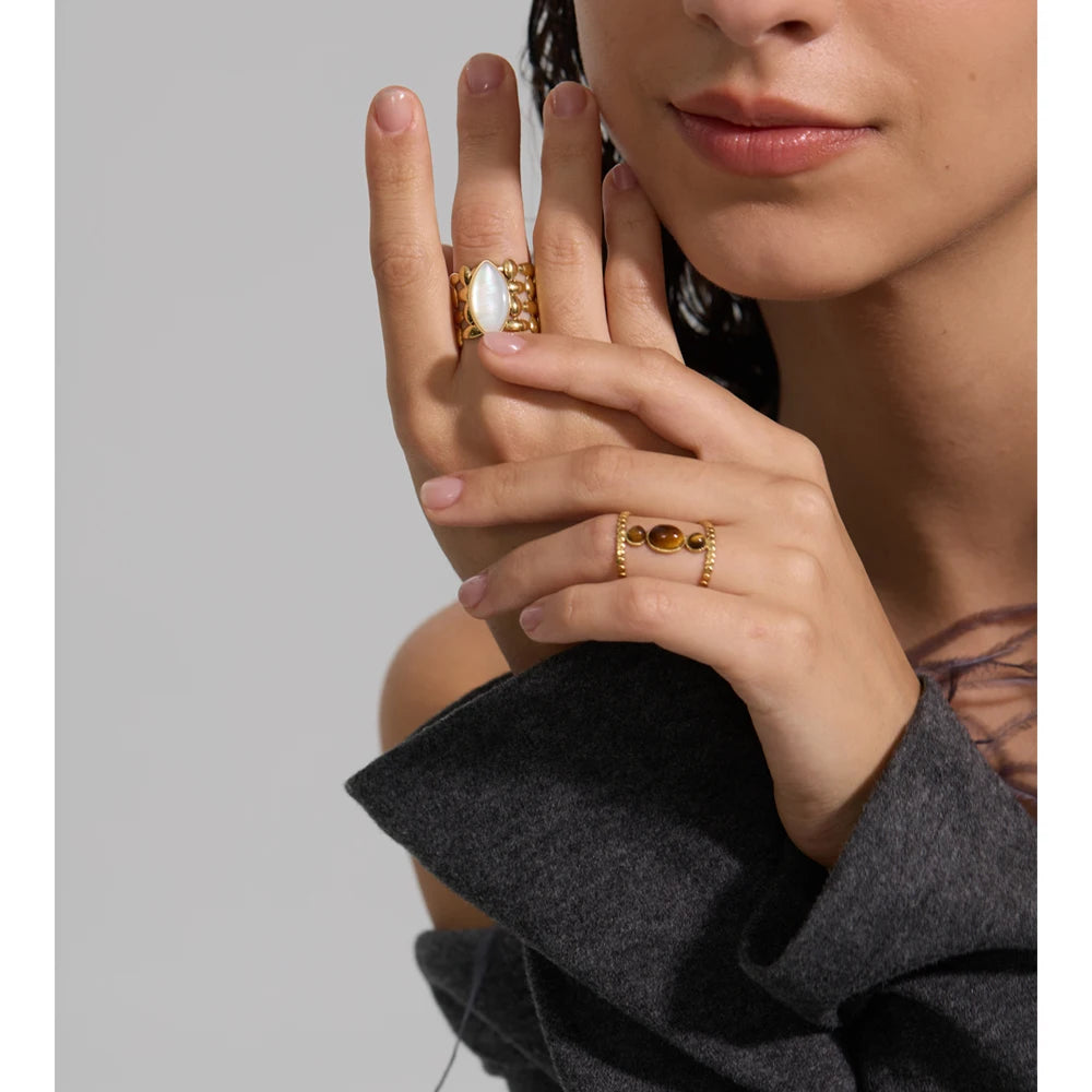 Anello “Stone Balance” – Pietra Naturale & Acciaio Dorato