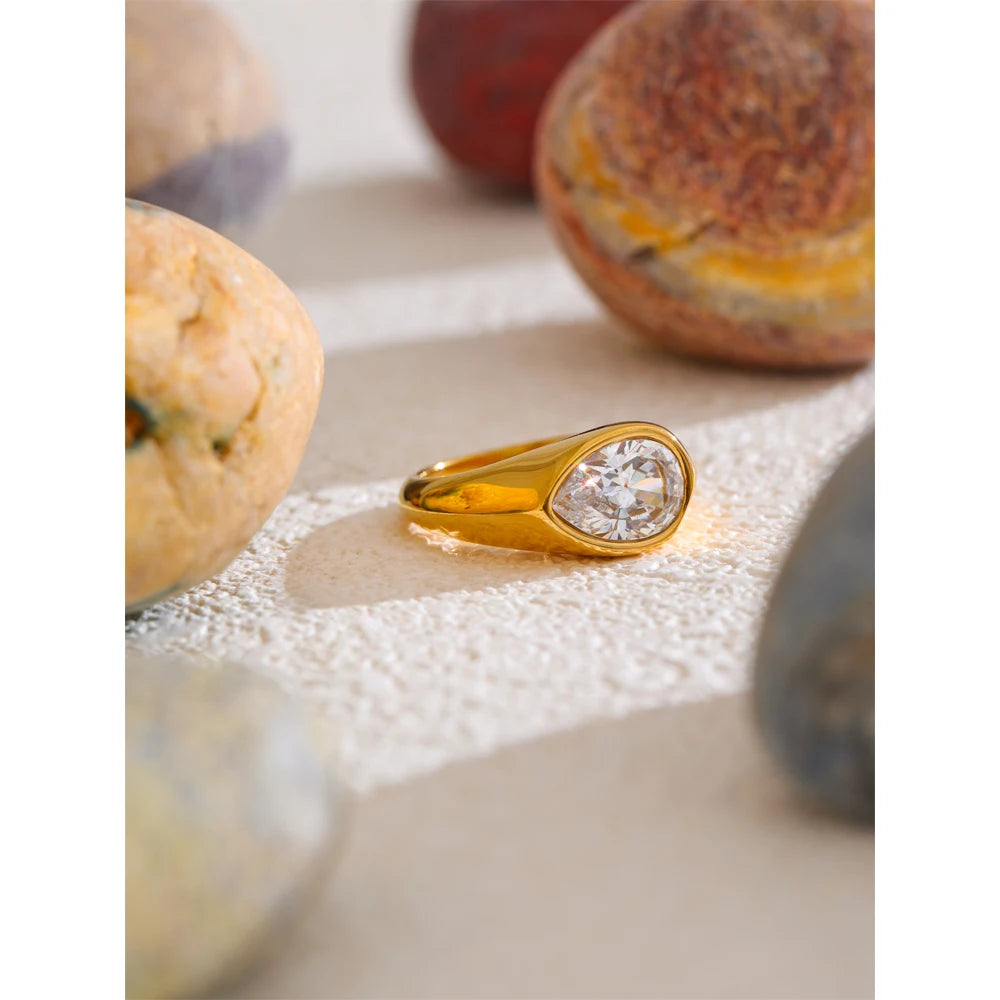 Anello Dorato Geometrico con Zircone a Goccia – Eleganza Raffinata da Donna