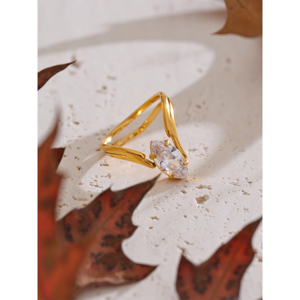 Anello Luce Dorata – Eleganza Sottile con Zircone Brillante