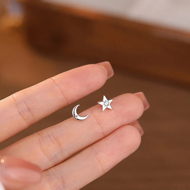 "Luce Celeste – Mini Orecchini Stella e Luna in Argento con Zirconi"