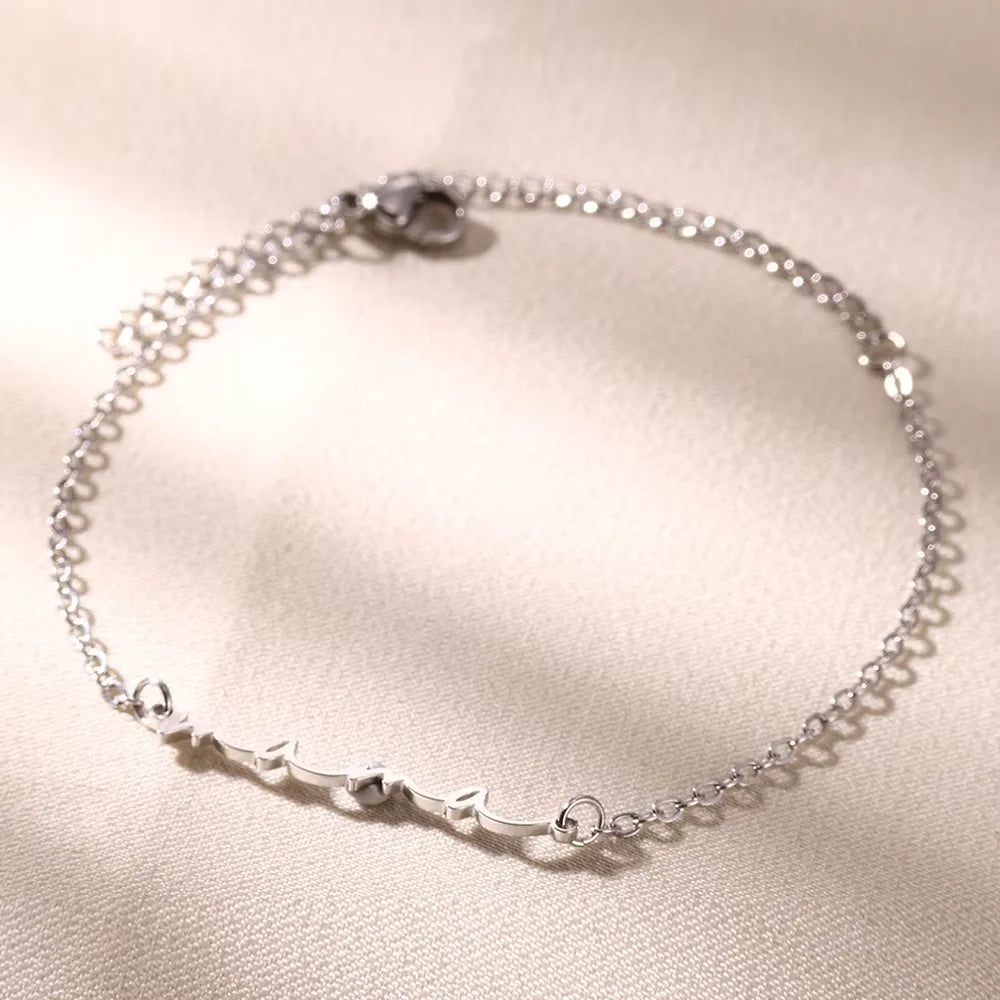 Bracciale “Mini Mama” – Eleganza dorata in catena sottile