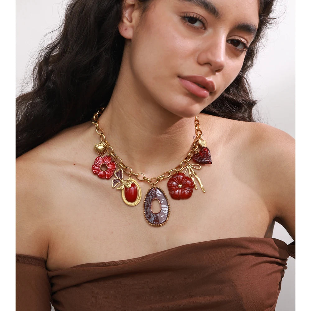 Collana “Petali d’Oro” – Fiori in resina rossa e dettagli dorati
