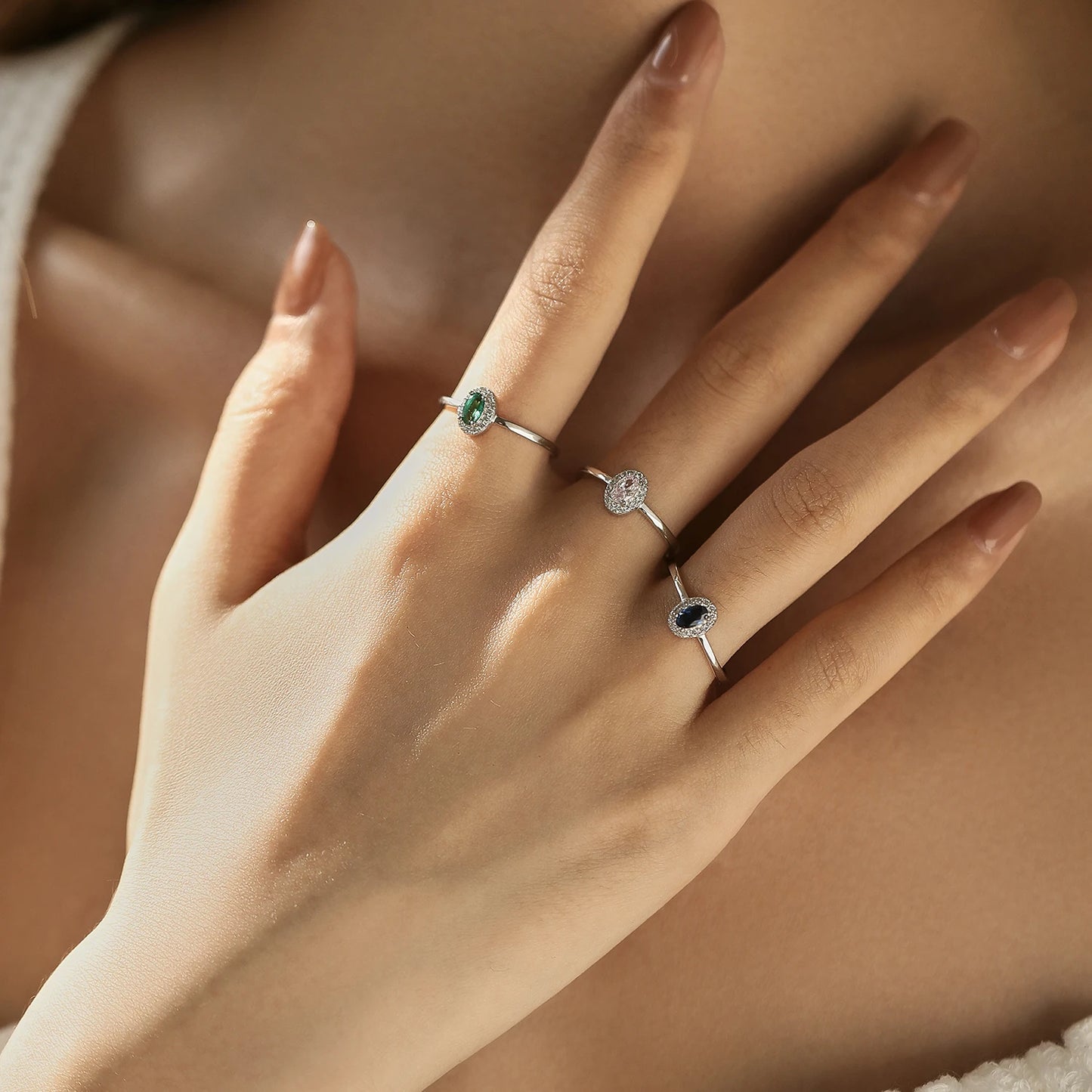 Anello Ovale con Zirconi Colorati – Anello Elegante