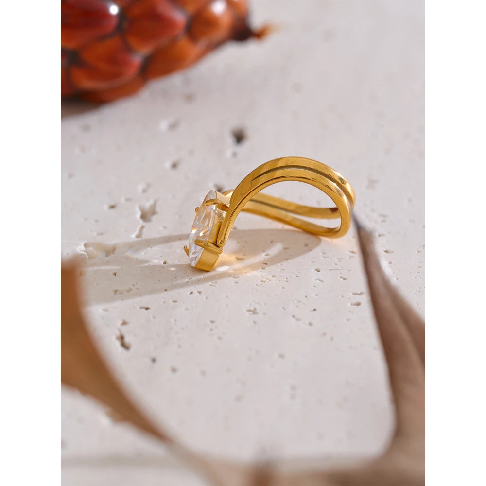 Anello Luce Dorata – Eleganza Sottile con Zircone Brillante