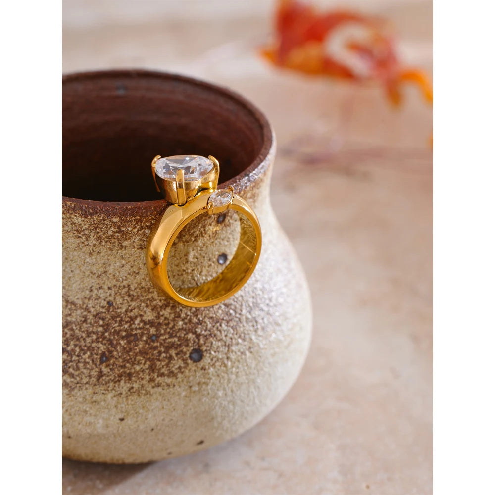 Anello Cuore di Luce – Eleganza Dorata con Zircone Brillante