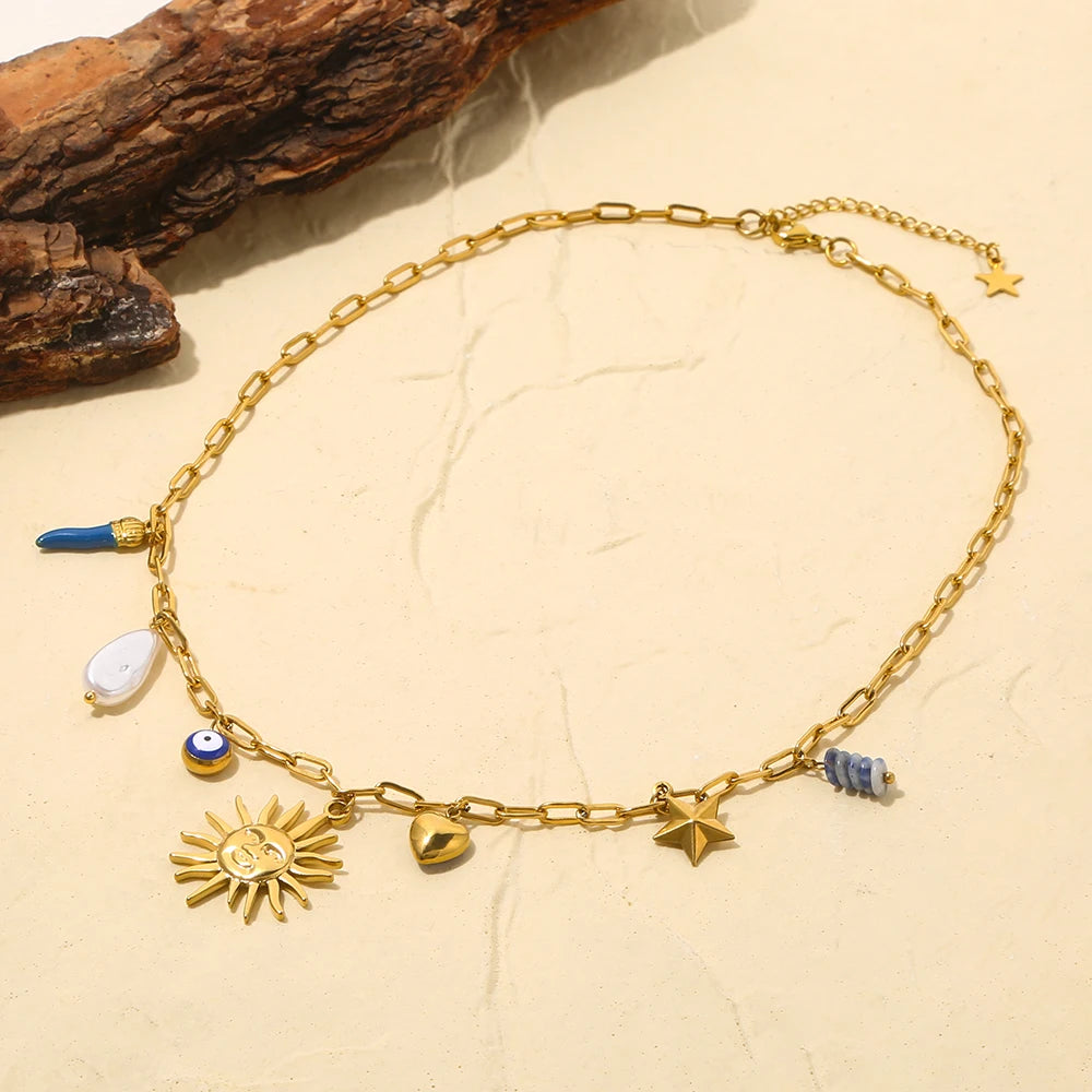 Collana Amuleto con Sole e Charm Colorati – Acciaio Inossidabile Dorato con Ciondolo Peperoncino (Giallo o Blu)