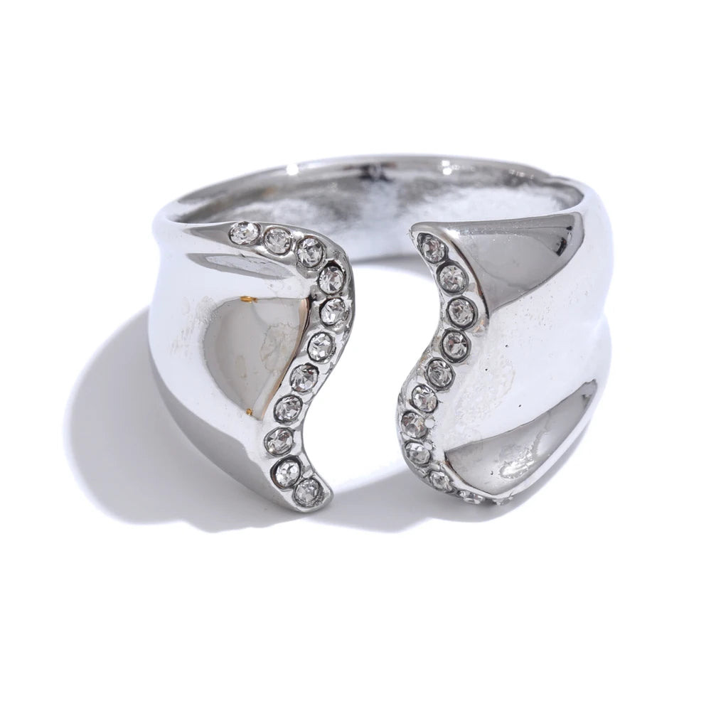 Anello “Linea di Luce” – Design aperto con zirconi e finiture eleganti