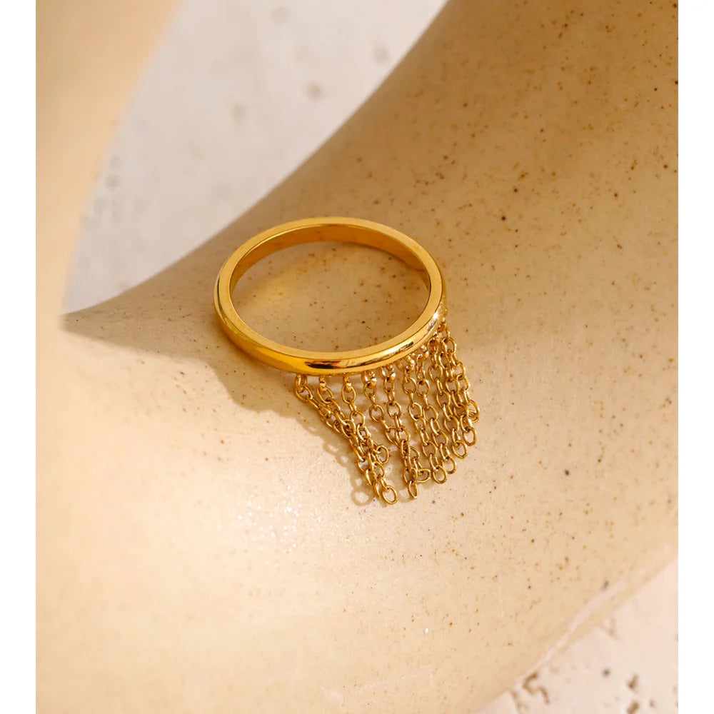 Anello “Golden Fringe” – Catena Pendente in Acciaio