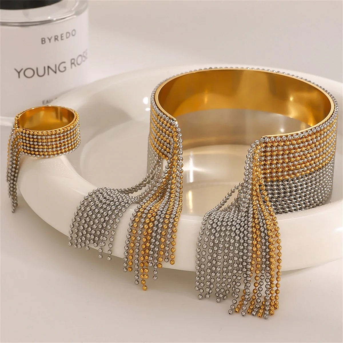 Bracciale con nappa e anello – Eleganza senza tempo