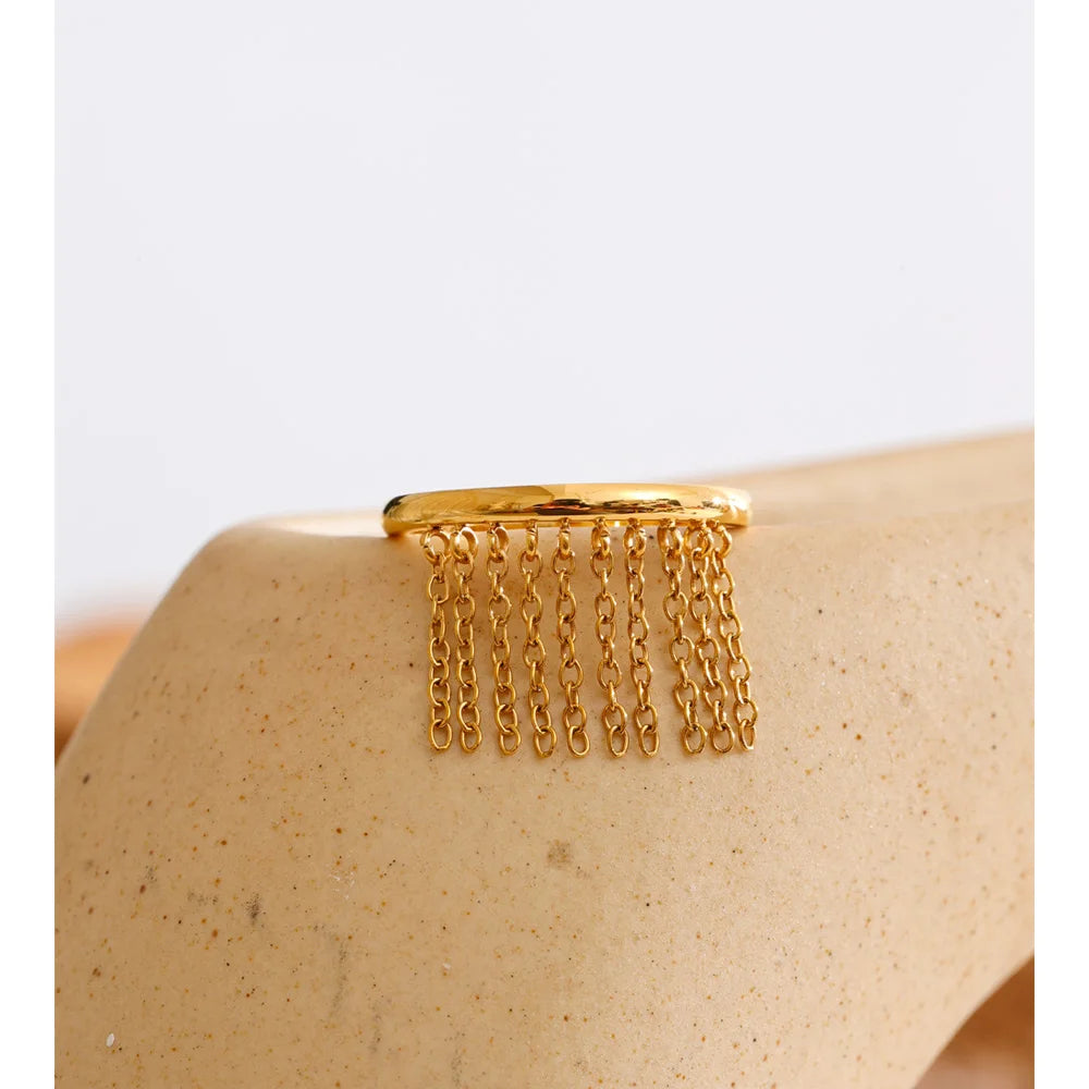 Anello “Golden Fringe” – Catena Pendente in Acciaio