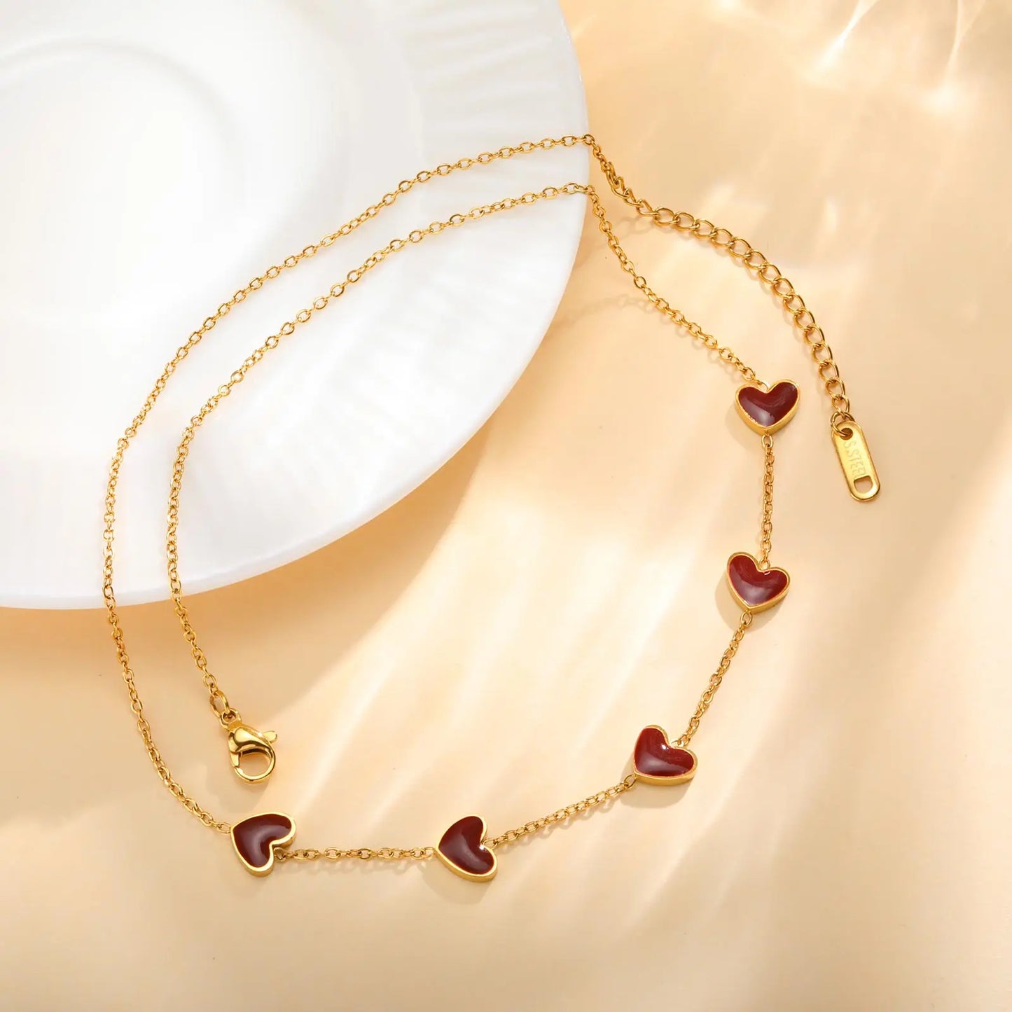 Collana girocollo con cuori rossi chic – Acciaio inossidabile placcato oro