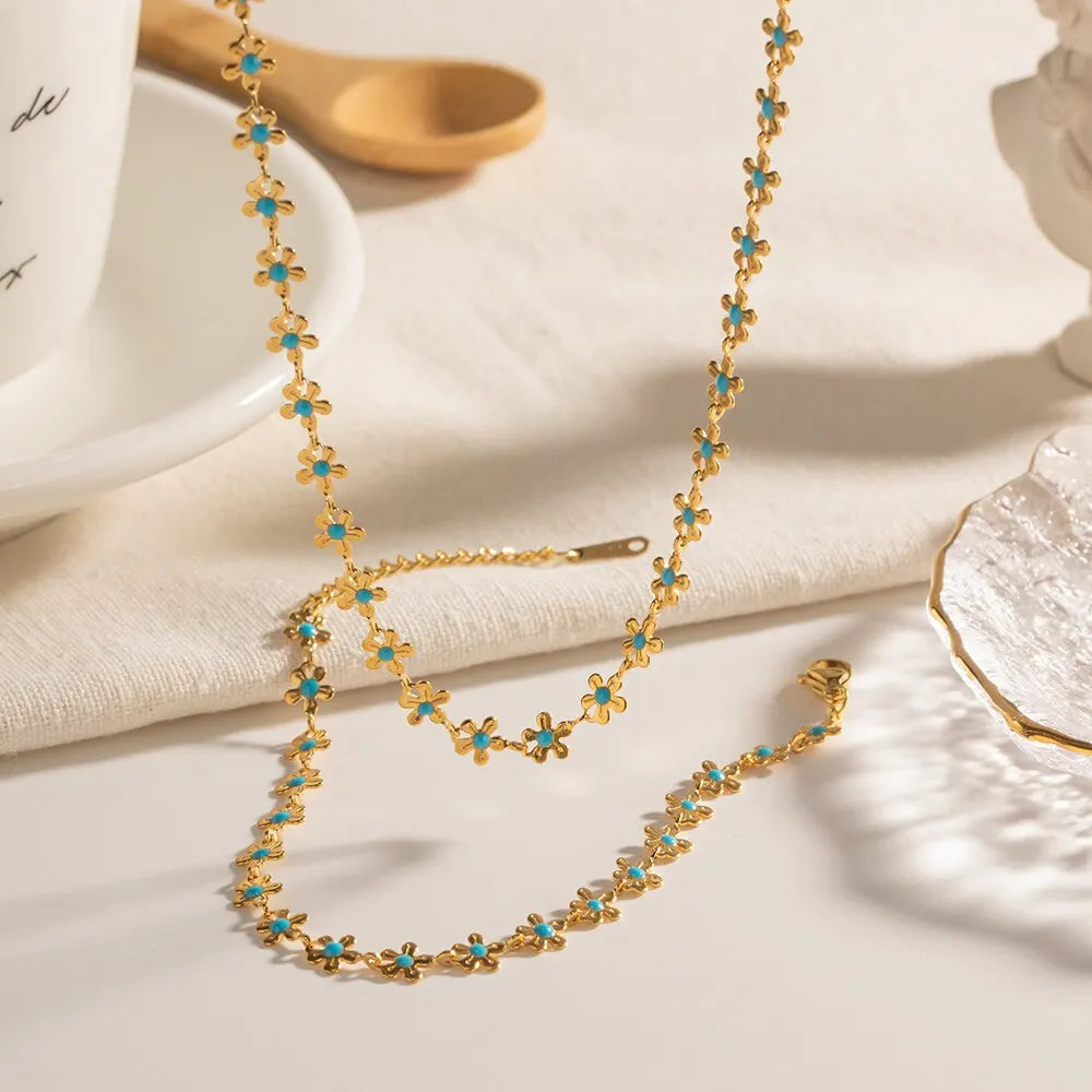 Collana boho-chic con margherite oro e azzurre