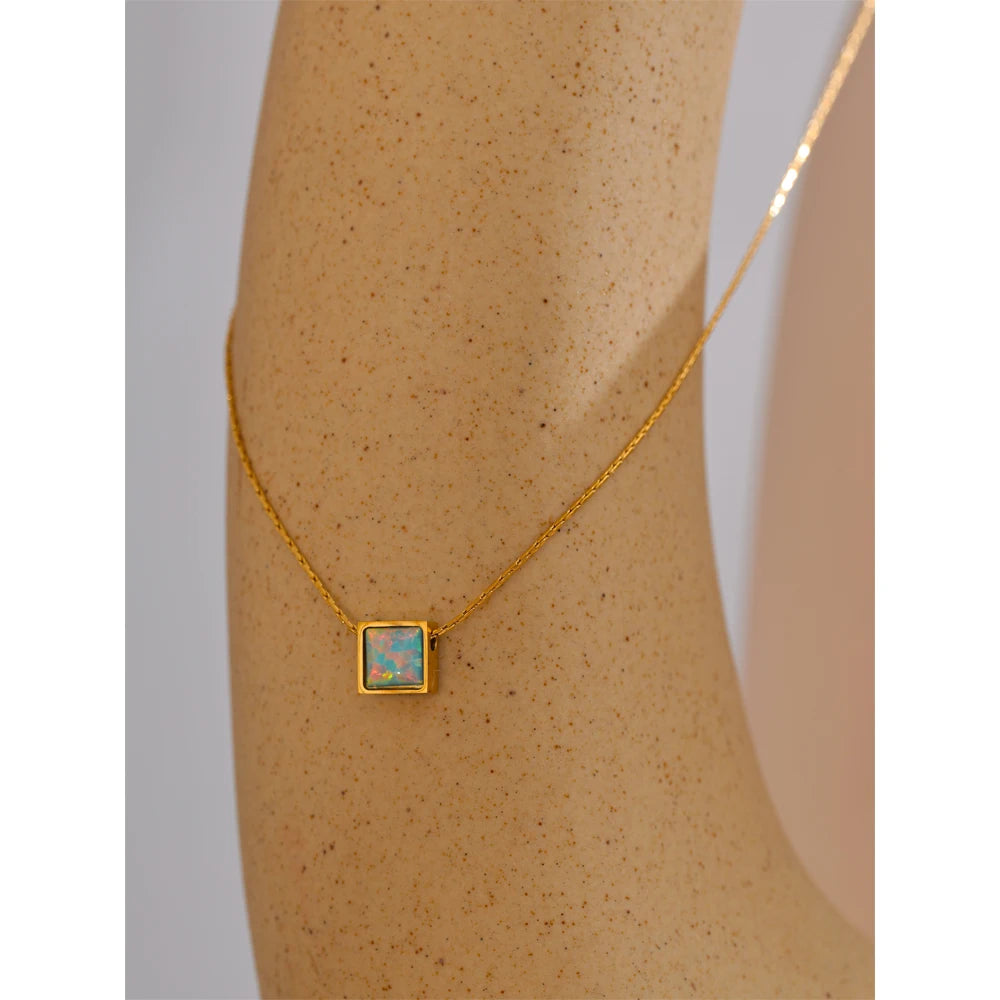 Collana con Pendente Quadrato in Opale Naturale – Acciaio Inossidabile Oro