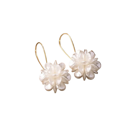 Orecchini a sfera con petali di perle – Delicatezza artigianale