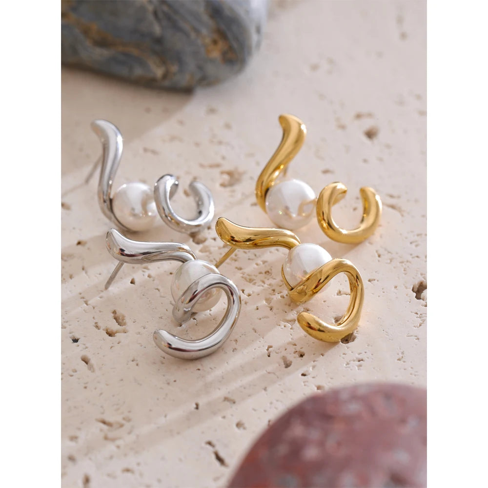 Orecchini “Pearl Flow” – Linee Irregolari & Eleganza