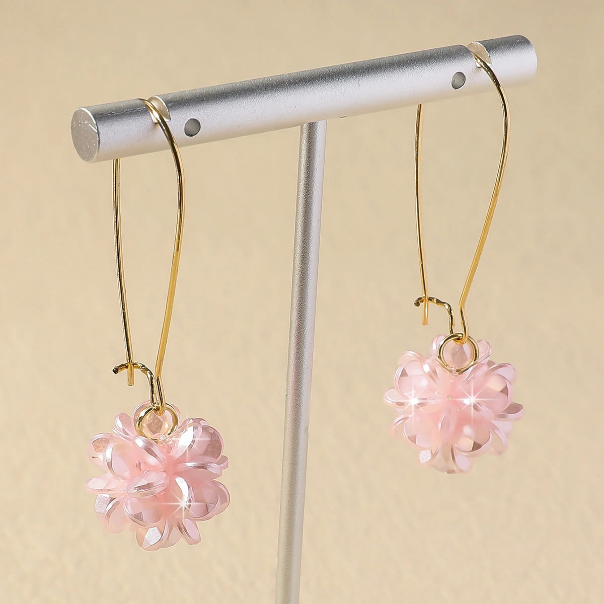 Orecchini a sfera con petali di perle – Delicatezza artigianale