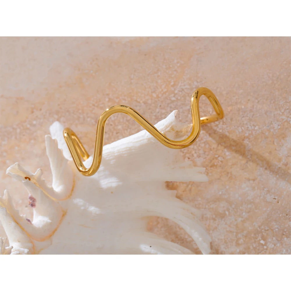Bracciale Onda Dorata – Armonia e Movimento