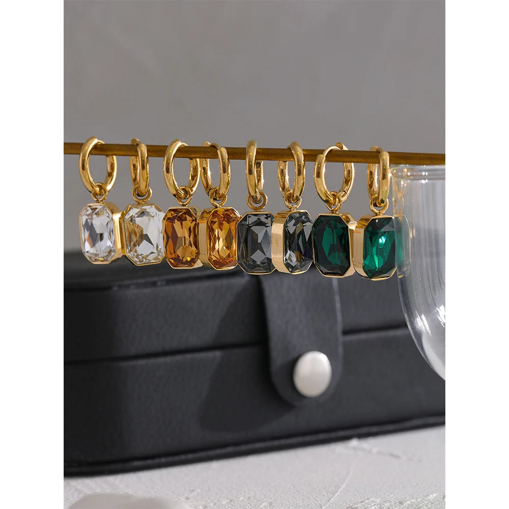Orecchini “Gemma Dorata” – Cerchi con pendente geometrico in zirconia