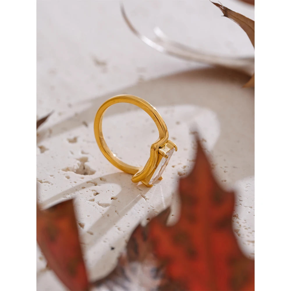 L’Anello Rettangolo di Cristallo – Eleganza Dorata