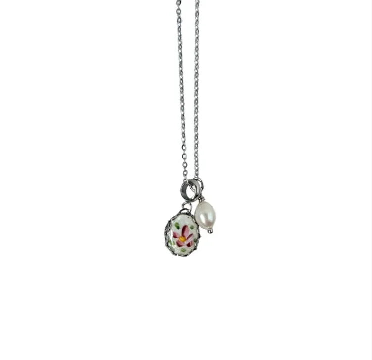 Collana con Ciondolo Fiore Dipinto – Stile Retrò Elegante