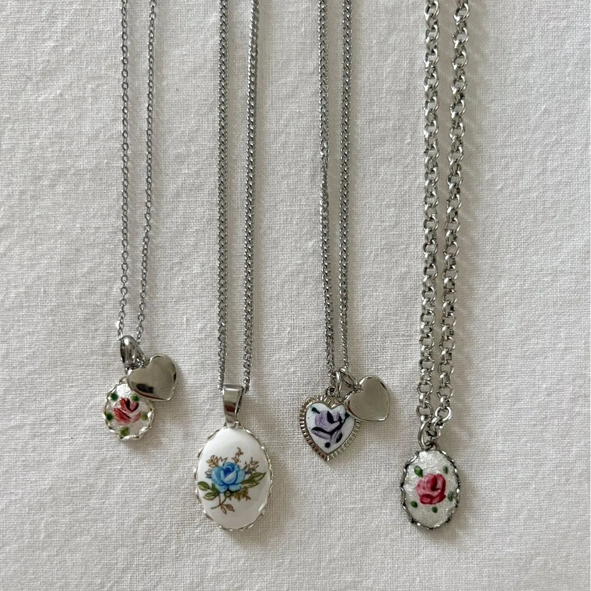 Collana con Ciondolo Fiore Dipinto – Stile Retrò Elegante