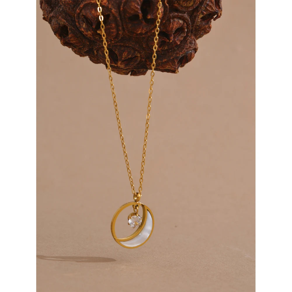 Collana con Luna e Zircone – Acciaio Inossidabile Oro con Conchiglia Naturale