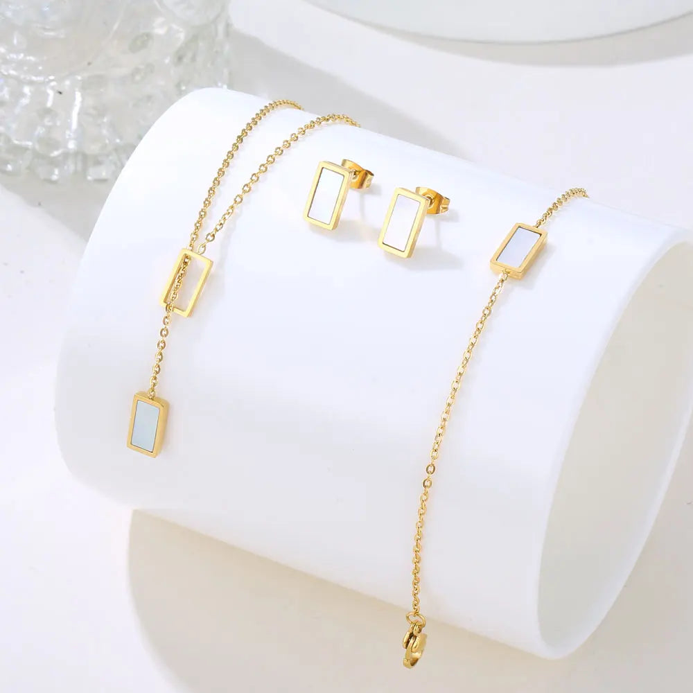 Set “Luce Geometrica” – Bracciale, Orecchini e Collana dorati con ciondolo bianco o nero