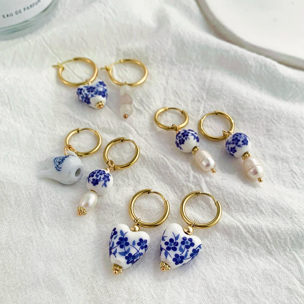 Collezione Orecchini “Cuore di Mare” – Asimmetrie floreali con perle e ceramica