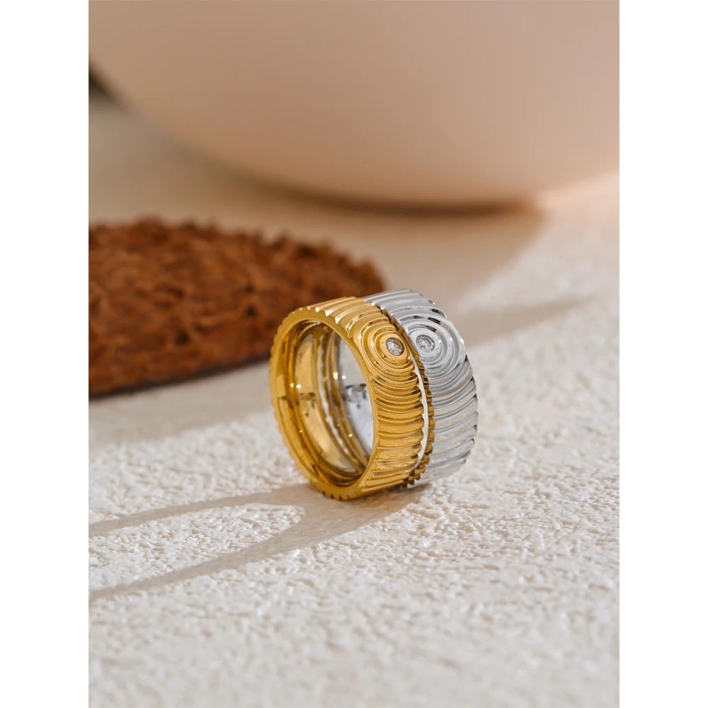 Anello Texture Ondulata con Zircone – Acciaio Inossidabile Oro o Argento
