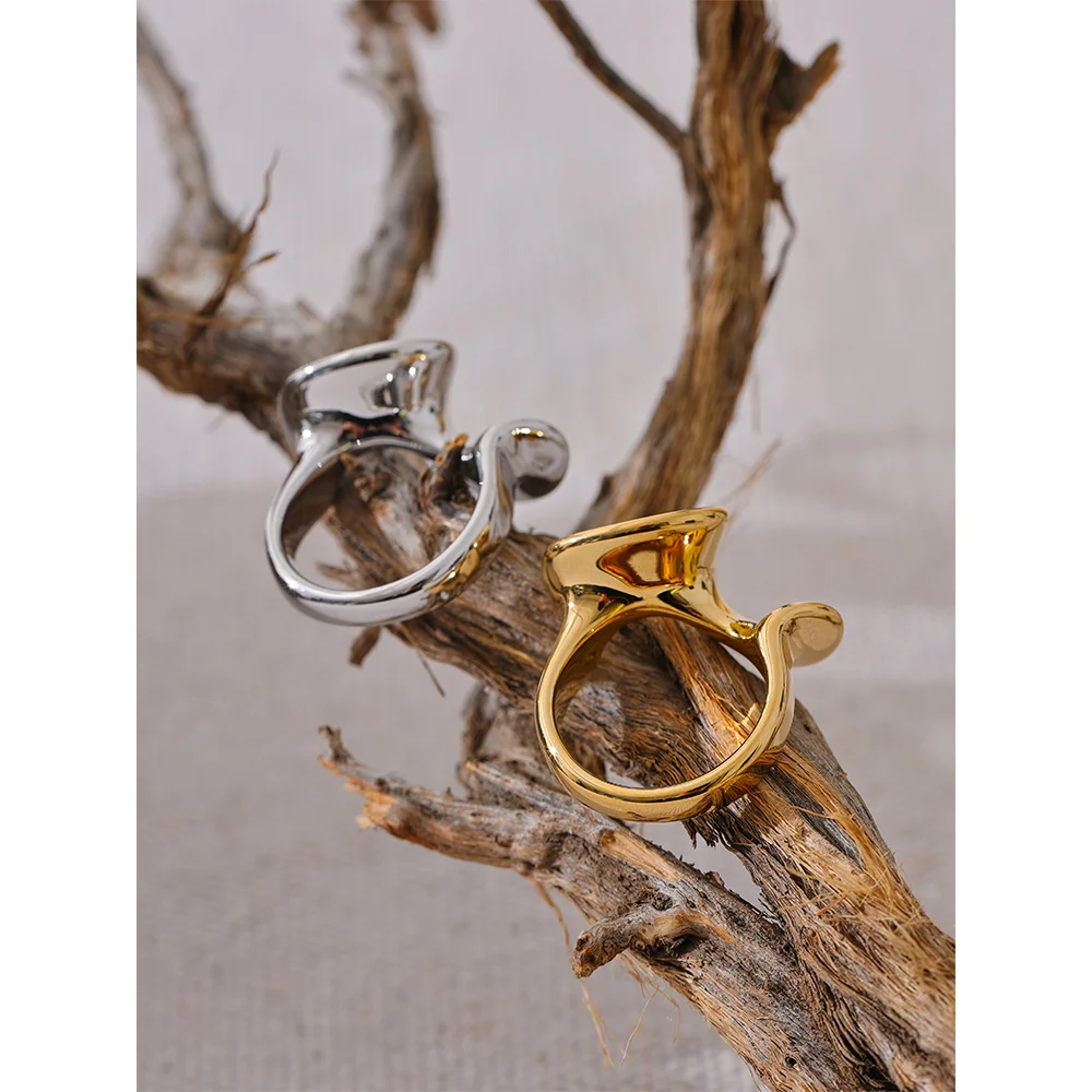 Anello Onde Lucenti – Eleganza Irregolare