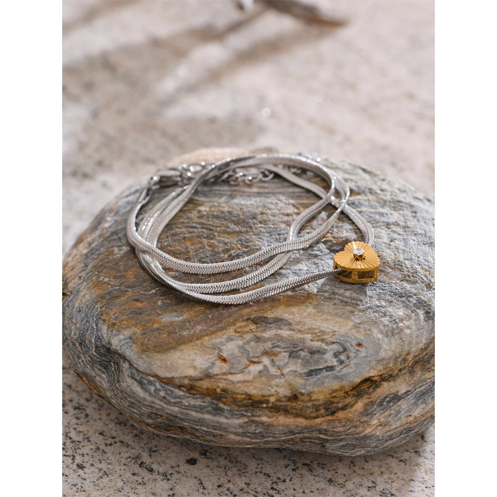 Collana Cuore Dorato con Zircone – Eleganza Magnetica