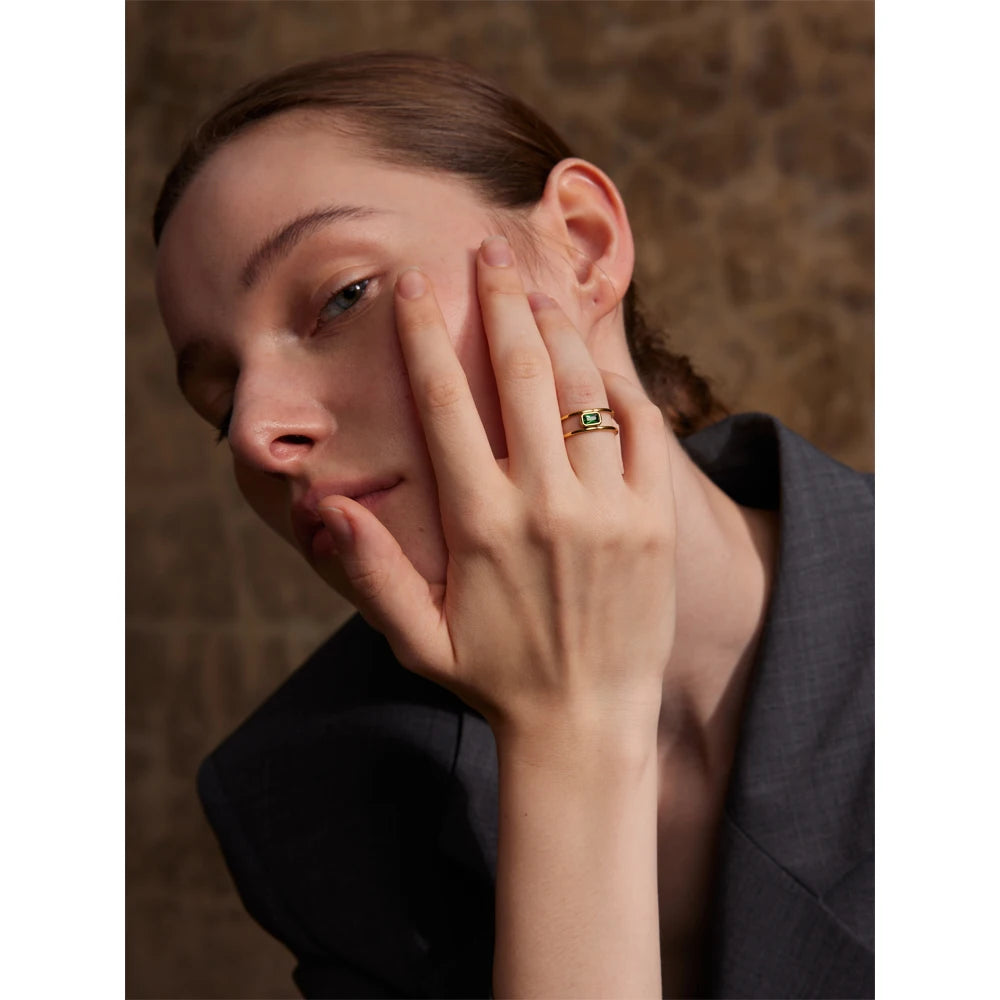 Anello Emerald Line – Raffinatezza Geometrica