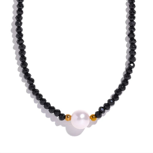 Collana “Perla Nera” – Eleganza con cristalli e perla naturale