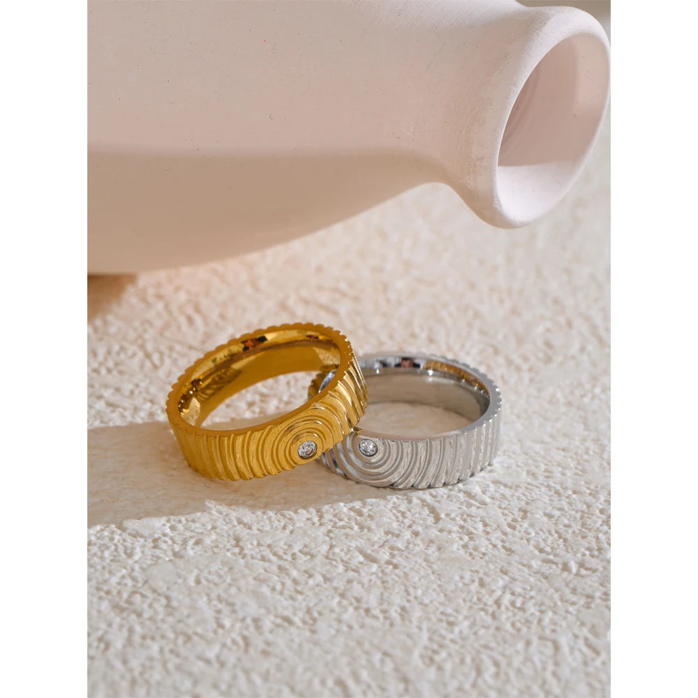 Anello Texture Ondulata con Zircone – Acciaio Inossidabile Oro o Argento
