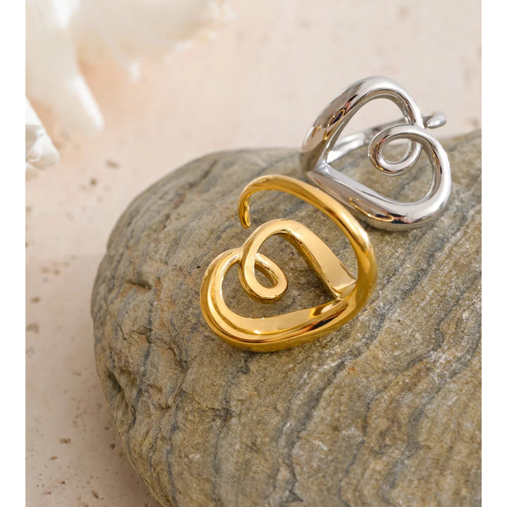 Anello Cuore Minimalista in Acciaio – Finitura Dorata o Argento