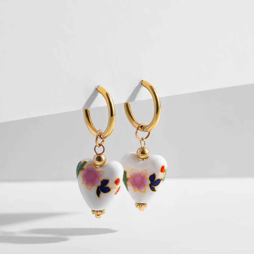 Collezione Orecchini “Cuore di Mare” – Asimmetrie floreali con perle e ceramica