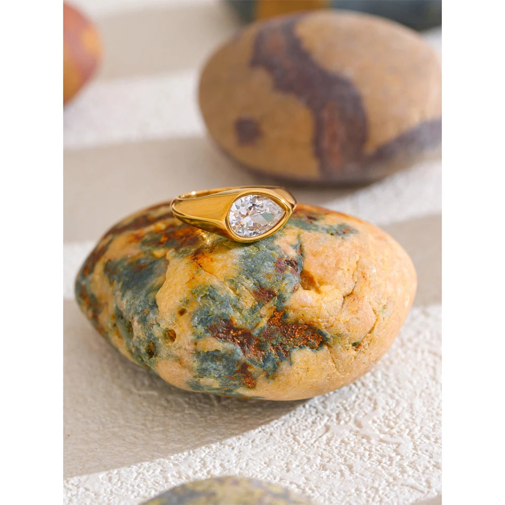 Anello Dorato Geometrico con Zircone a Goccia – Eleganza Raffinata da Donna