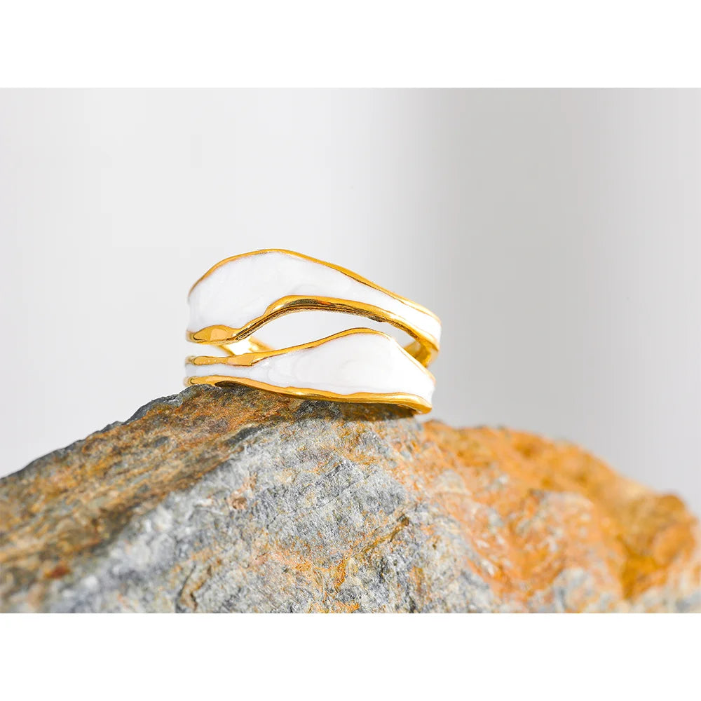 Anello Onde Bianche – Eleganza Irregolare