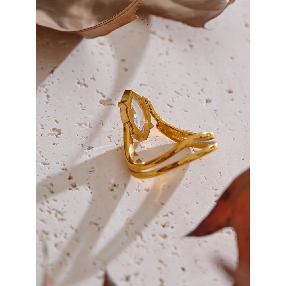 Anello Luce Dorata – Eleganza Sottile con Zircone Brillante