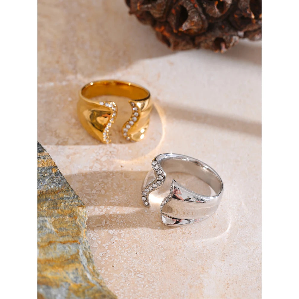 Anello “Linea di Luce” – Design aperto con zirconi e finiture eleganti