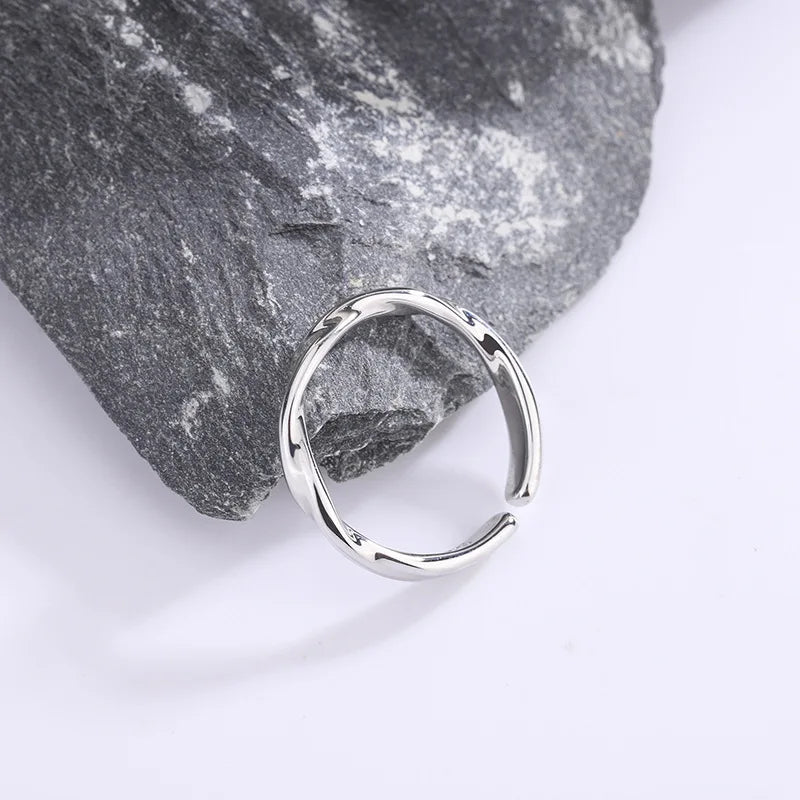 Anello Intreccio d’Argento – Eleganza Semplice in Filo 925
