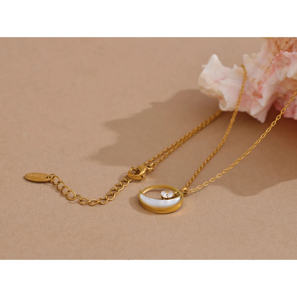 Collana con Luna e Zircone – Acciaio Inossidabile Oro con Conchiglia Naturale