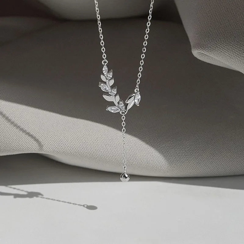 Collana “Ramo di Luce” – Ciondolo botanico con zirconi, eleganza naturale per donna