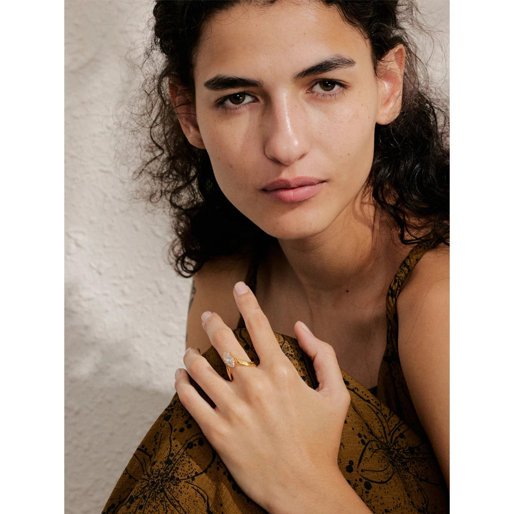Anello Luce Dorata – Eleganza Sottile con Zircone Brillante