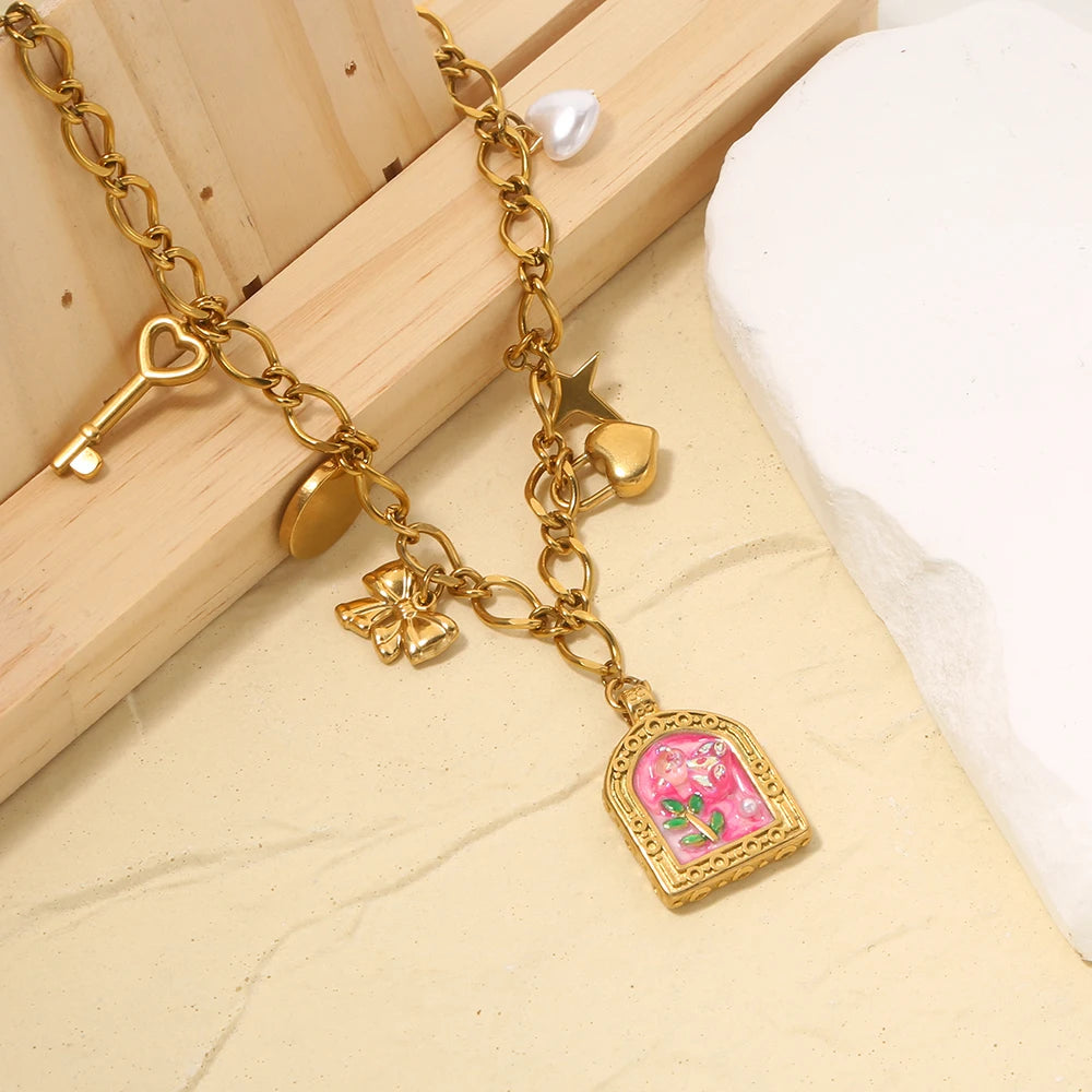 Collana con ciondolo fiore smaltato – 2 varianti rosa o azzurro – Acciaio dorato