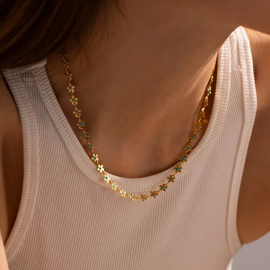 Collana boho-chic con margherite oro e azzurre
