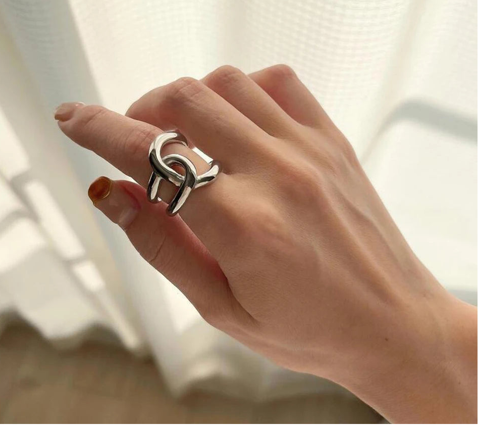 Anello “Twist Knot” – Linee Intrecciate